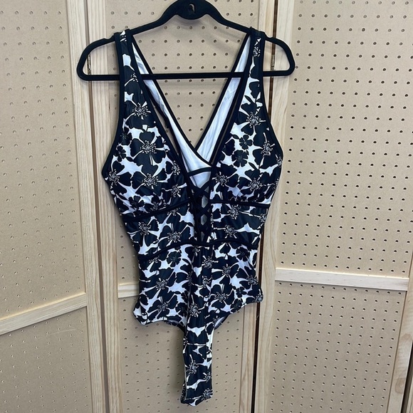 🍀 5/$25🍀 NWOT 2XL Flatter Me swimsuit one piece black and white - Picture 2 of 8